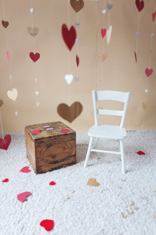 Valentine's Day mini session set-up idea heart garland | Lisa-Marie Savard Photographie | Montreal Quebec Saguenay | www.lisamariesavard.com