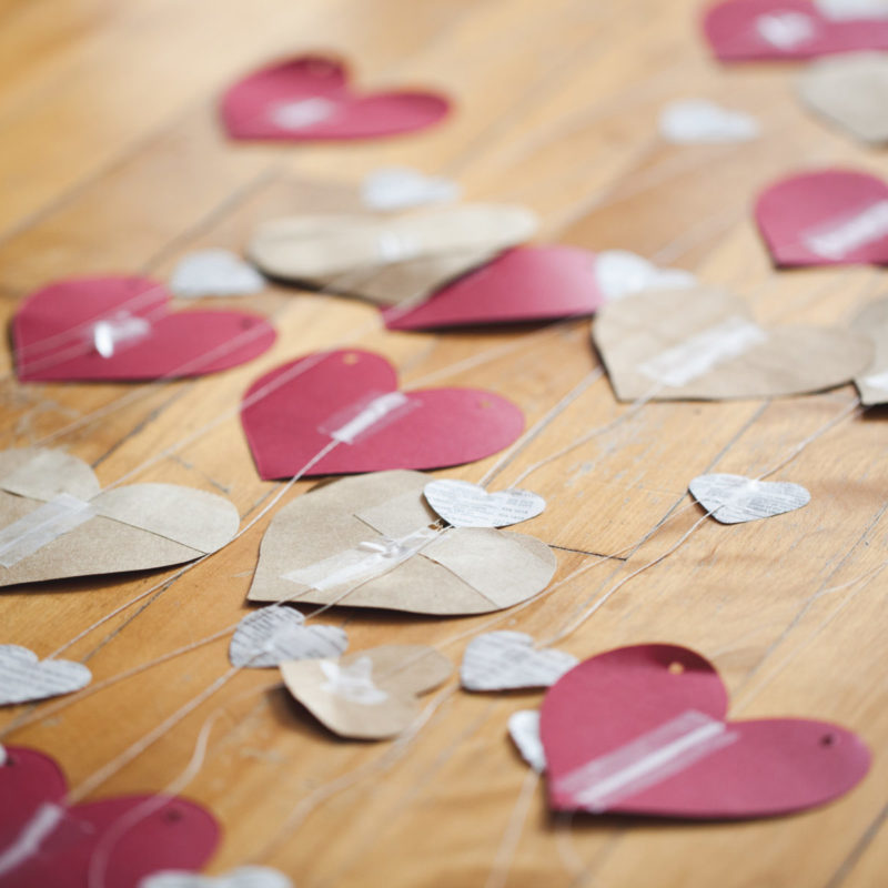 Valentine's Day mini session set-up idea heart garland | Lisa-Marie Savard Photographie | Montreal Quebec Saguenay | www.lisamariesavard.com