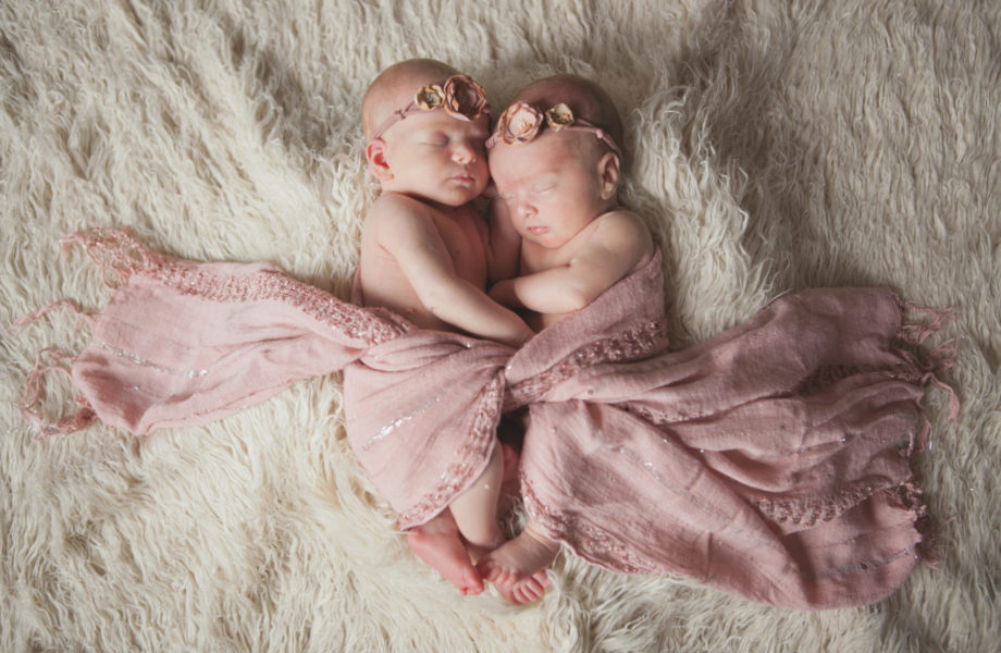Twin girls newborn session. Séance nouveau-né de jumelles à Montréal