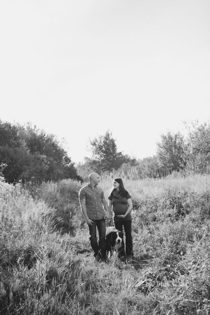 Fall maternity session with dog in a field. Séance maternité automnale avec chien | Lisa-Marie Savard Photographie | Montréal, Québec | www.lisamariesavard.com