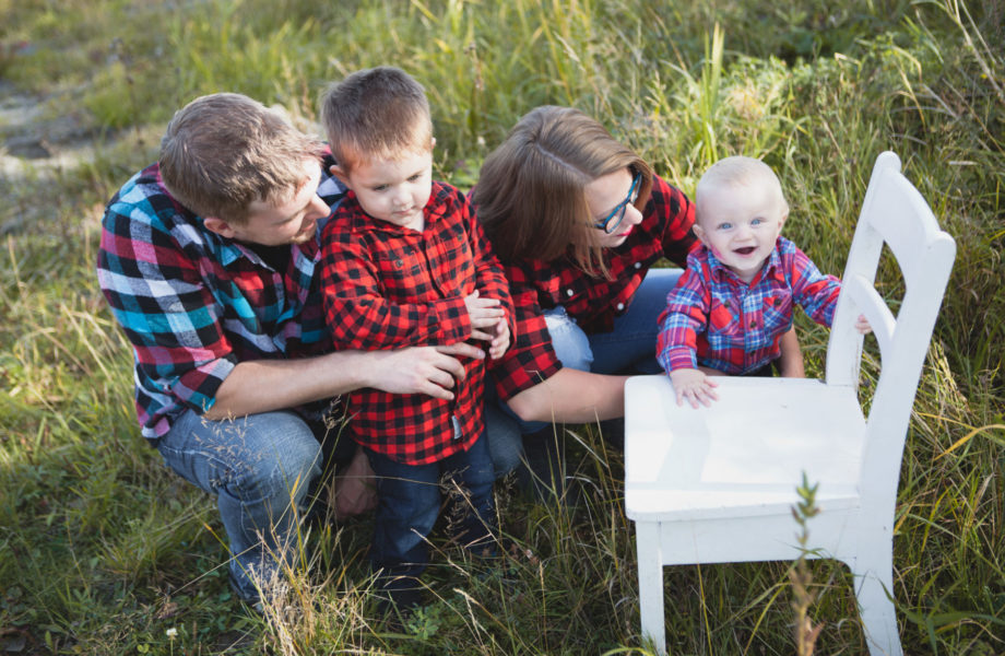 Fall family photos in a field. Séance familiale automnale au Saguenay