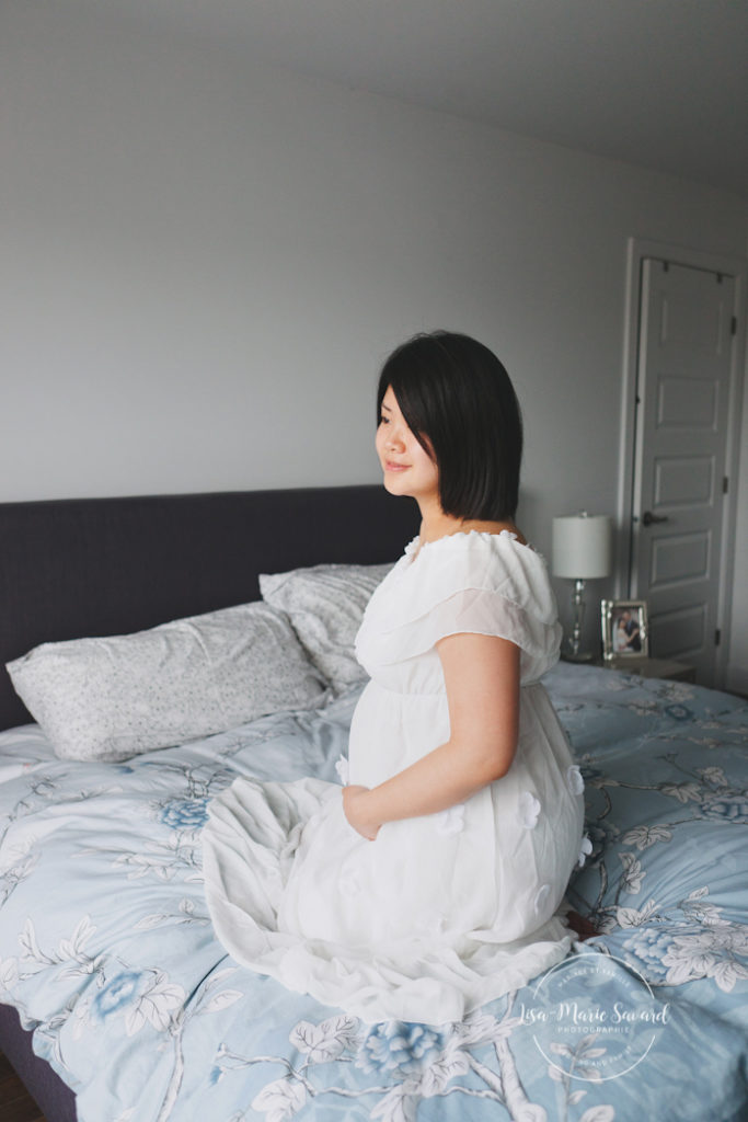Lifestyle maternity pregnancy session at home bedroom Montreal. Séance maternité grossesse lifestyle à domicile à Montréal | Lisa-Marie Savard Photographie | Montréal, Québec | www.lisamariesavard.com