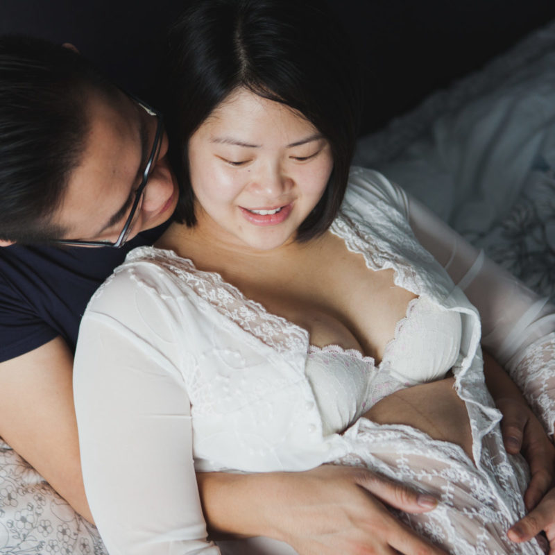 Lifestyle in-home maternity session. Brossard maternity photographer. Séance maternité lifestyle à Montréal