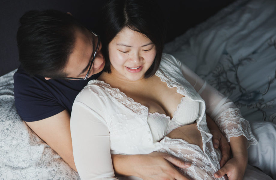 Lifestyle in-home maternity session. Brossard maternity photographer. Séance maternité lifestyle à Montréal