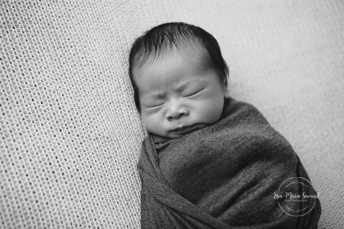 Baby boy newborn session in studio neutral colours unisex. Bébé Aiden séance nouveau-né bébé en studio à Montréal. Photographe nouveau-né Montréal | Lisa-Marie Savard Photographie | Montréal, Québec | www.lisamariesavard.com