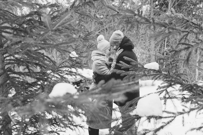 Winter engagement session with firecamp marshmallows forest pine trees wood logs. Séance de couple romantique hivernale au Québec Montréal Saguenay | Lisa-Marie Savard Photographie | Montréal, Québec | www.lisamariesavard.com