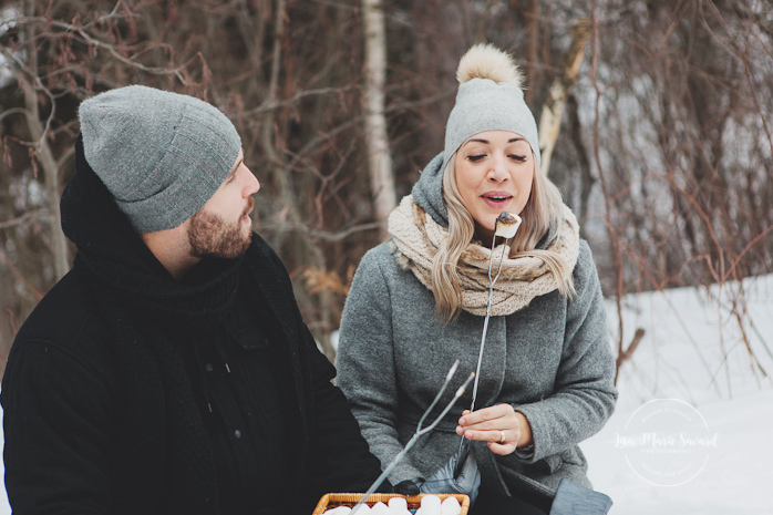 Winter engagement session with firecamp marshmallows forest pine trees wood logs. Séance de couple romantique hivernale au Québec Montréal Saguenay | Lisa-Marie Savard Photographie | Montréal, Québec | www.lisamariesavard.com