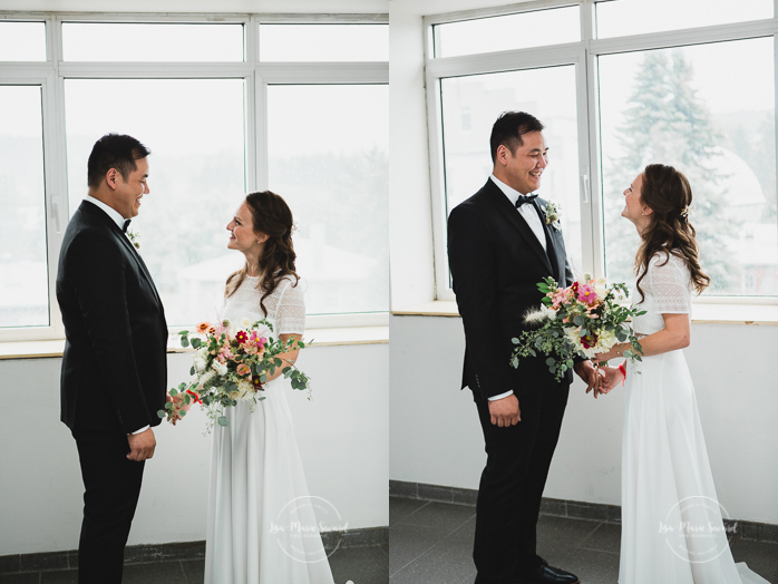 Rustic wedding rainy day fall wedding bride and groom portraits indoor under the porch roof hugging smiling kissing walking hand in hand. Julie et Denis mariage champêtre rustique à l'Abbaye d'Oka Montréal Laurentides | Lisa-Marie Savard Photographie | Montréal, Québec 