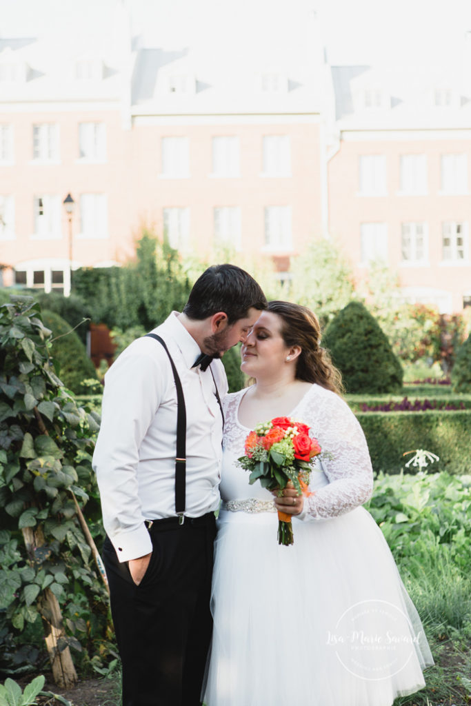 Intimate courthouse wedding in Montreal. Urban bride and groom photos in the Old Montreal Hotel William Gray Chateau Ramezay gardens Saint-Paul Street Place Jacques-Cartier. Mariage intime au Palais de justice de Montréal. Photos de couple urbaines dans le Vieux-Montréal Hotel William Gray Château Ramezay jardins rue Saint-Paul Place Jacques-Cartier | Lisa-Marie Savard Photographie | Montréal, Québec 