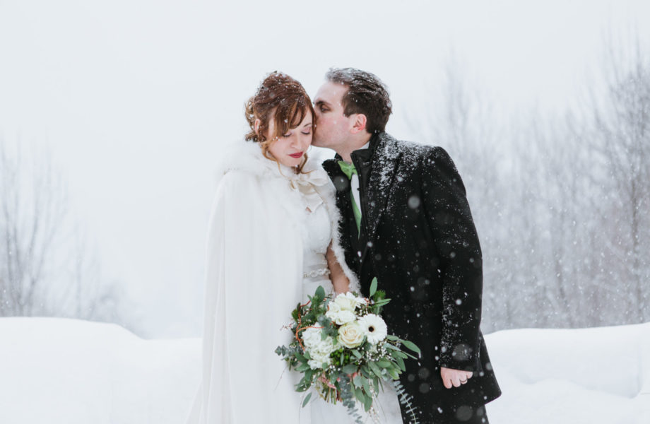 Snowy winter wedding photos. Mariage Hôtel Mont-Gabriel hiver. Mont Tremblant wedding photographer