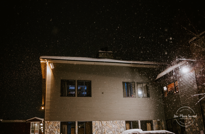 Winter wedding photos in the snow. Outside photo of the venue hotel with snow falling when the party is over. Mariage féerique hivernal à l'Hôtel Mont-Gabriel. Mariage hiver Laurentides. Photographe mariage Montréal | Lisa-Marie Savard Photographie | Montréal, Québec | www.lisamariesavard.com