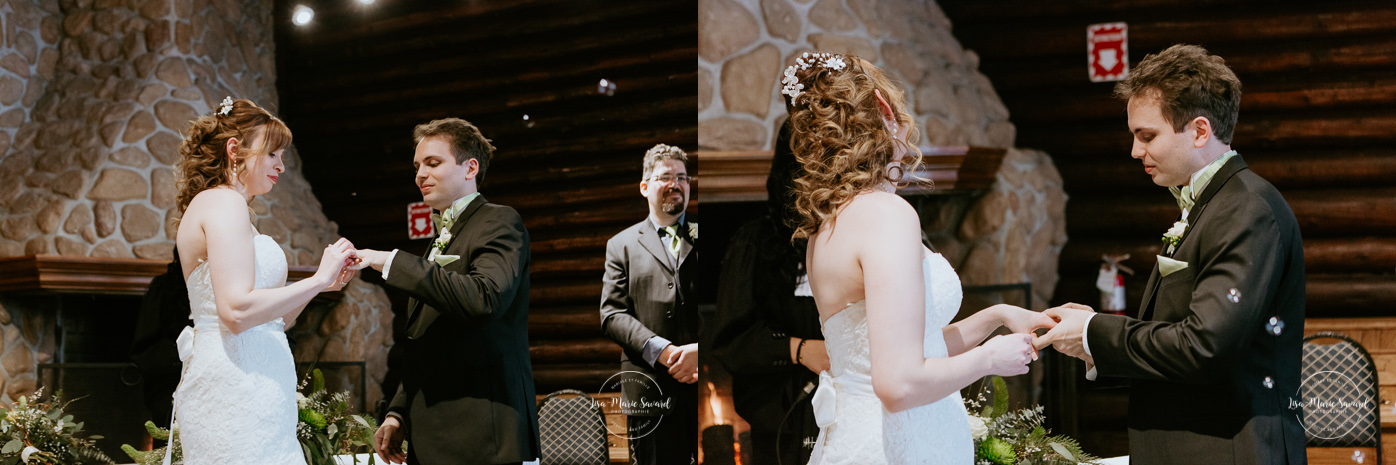 Winter wedding photos in the snow. Indoor ceremony in wooden cabin by the fire place wooden walls harsh light natural light. Bride and groom exchanging rings. Mariage féerique hivernal à l'Hôtel Mont-Gabriel. Mariage hiver Laurentides. Photographe mariage Montréal | Lisa-Marie Savard Photographie | Montréal, Québec | www.lisamariesavard.com