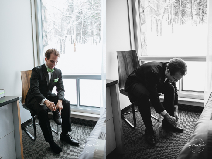 Winter wedding photos in the snow. Groom getting ready with groomsmen brother friend. Groom putting shoes on. Mariage féerique hivernal à l'Hôtel Mont-Gabriel. Mariage hiver Laurentides. Photographe mariage Montréal | Lisa-Marie Savard Photographie | Montréal, Québec | www.lisamariesavard.com