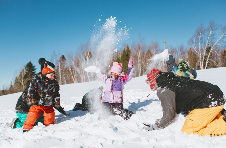 Winter outdoor family photos snow fight. Séance familiale extérieure à Montréal. Montreal family photographer