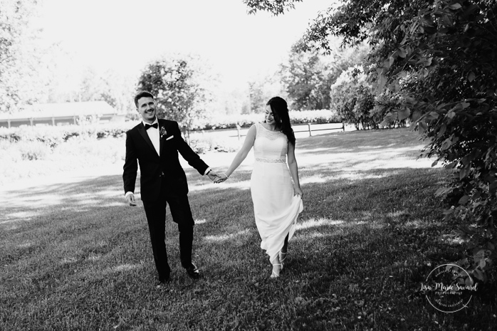 Wedding photos idea bride and groom couple walking hand in hand towards the camera smiling laughing. Intimate outdoor wedding in Montreal. Mariage à l'Auberge des Gallant. Mariage champêtre et intime à Montréal. Photographe de mariage à Montréal |  Lisa-Marie Savard Photographie | Montréal, Québec | www.lisamariesavard.com