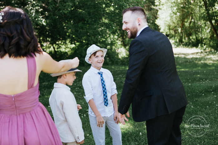 Wedding photos idea candid photo of guests while they're waiting for the ceremony to begin. Intimate outdoor wedding in Montreal. Mariage à l'Auberge des Gallant. Mariage champêtre et intime à Montréal. Photographe de mariage à Montréal |  Lisa-Marie Savard Photographie Wedding photos idea formal portraits family portraits idea children boys kissing the bride on the cheek. Intimate outdoor wedding in Montreal. Mariage à l'Auberge des Gallant. Mariage champêtre et intime à Montréal. Photographe de mariage à Montréal |  Lisa-Marie Savard Photographie | Montréal, Québec | www.lisamariesavard.com