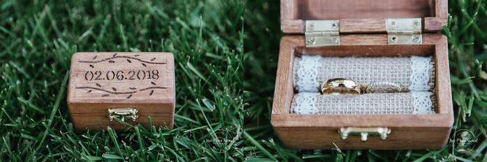 Rustic wedding decor idea wedding rings bands in wooden box with laser engraved date on the cover. Intimate outdoor wedding in Montreal. Mariage à l'Auberge des Gallant. Mariage champêtre et intime à Montréal. Photographe de mariage à Montréal |  Lisa-Marie Savard Photographie | Montréal, Québec | www.lisamariesavard.com
