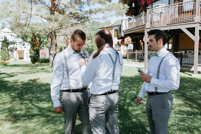 Groom getting ready with his groomsmen outside on the wedding venue property. Simple intimate wedding in Quebec City. Outdoor wedding in Quebec City. Quebec City wedding photographer. Mariage au Manoir du Lac Delage. Mariage à Québec. Photographe de mariage à Québec. Mariage Lac Delage | Lisa-Marie Savard Photographie | Montréal, Québec | www.lisamariesavard.com