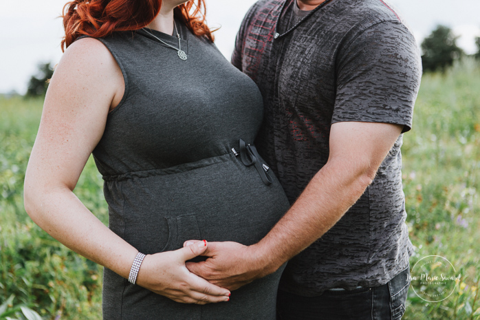 Maternity session at floral farm. Maternity photos in a flower field. Maternity photos countryside. Outdoor maternity session. Séance maternité à Les Fleurs Maltais. Photos Les Fleurs Maltais. Les Fleurs Maltais Chicoutimi. Photographe famille Chicoutimi. Photographe Saguenay | Lisa-Marie Savard Photographie | Montréal, Québec | www.lisamariesavard.com