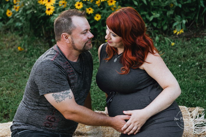 Maternity session at floral farm. Maternity photos in a flower field. Maternity photos countryside. Outdoor maternity session. Séance maternité à Les Fleurs Maltais. Photos Les Fleurs Maltais. Les Fleurs Maltais Chicoutimi. Photographe famille Chicoutimi. Photographe Saguenay | Lisa-Marie Savard Photographie | Montréal, Québec | www.lisamariesavard.com