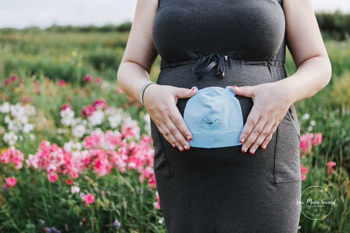 Maternity session at floral farm. Maternity photos in a flower field. Maternity photos countryside. Outdoor maternity session. Séance maternité à Les Fleurs Maltais. Photos Les Fleurs Maltais. Les Fleurs Maltais Chicoutimi. Photographe famille Chicoutimi. Photographe Saguenay | Lisa-Marie Savard Photographie | Montréal, Québec | www.lisamariesavard.com