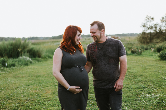 Maternity session at floral farm. Maternity photos in a flower field. Maternity photos countryside. Outdoor maternity session. Séance maternité à Les Fleurs Maltais. Photos Les Fleurs Maltais. Les Fleurs Maltais Chicoutimi. Photographe famille Chicoutimi. Photographe Saguenay | Lisa-Marie Savard Photographie | Montréal, Québec | www.lisamariesavard.com