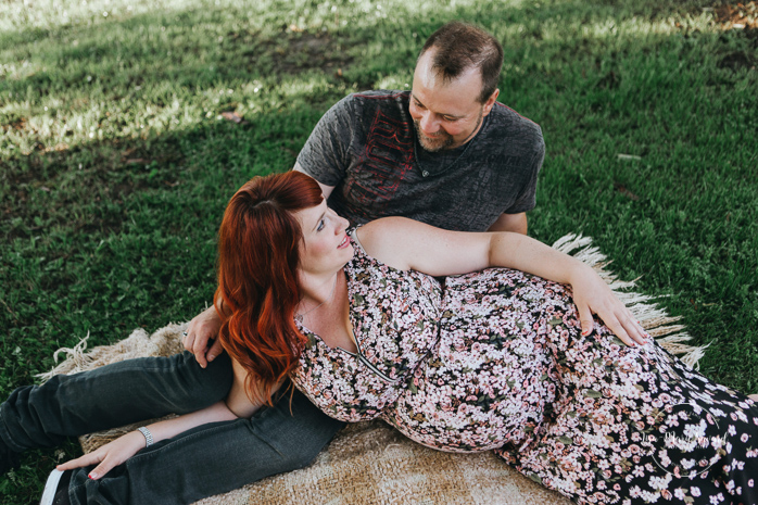 Maternity session at floral farm. Maternity photos in a flower field. Maternity photos countryside. Outdoor maternity session. Séance maternité à Les Fleurs Maltais. Photos Les Fleurs Maltais. Les Fleurs Maltais Chicoutimi. Photographe famille Chicoutimi. Photographe Saguenay | Lisa-Marie Savard Photographie | Montréal, Québec | www.lisamariesavard.com