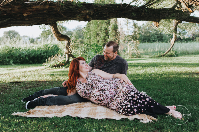 Maternity session at floral farm. Maternity photos in a flower field. Maternity photos countryside. Outdoor maternity session. Séance maternité à Les Fleurs Maltais. Photos Les Fleurs Maltais. Les Fleurs Maltais Chicoutimi. Photographe famille Chicoutimi. Photographe Saguenay | Lisa-Marie Savard Photographie | Montréal, Québec | www.lisamariesavard.com