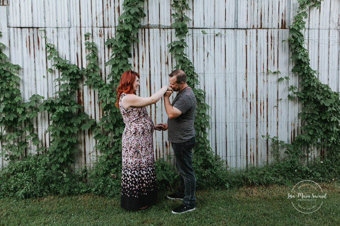 Maternity session at floral farm. Maternity photos in a flower field. Maternity photos countryside. Outdoor maternity session. Séance maternité à Les Fleurs Maltais. Photos Les Fleurs Maltais. Les Fleurs Maltais Chicoutimi. Photographe famille Chicoutimi. Photographe Saguenay | Lisa-Marie Savard Photographie | Montréal, Québec | www.lisamariesavard.com