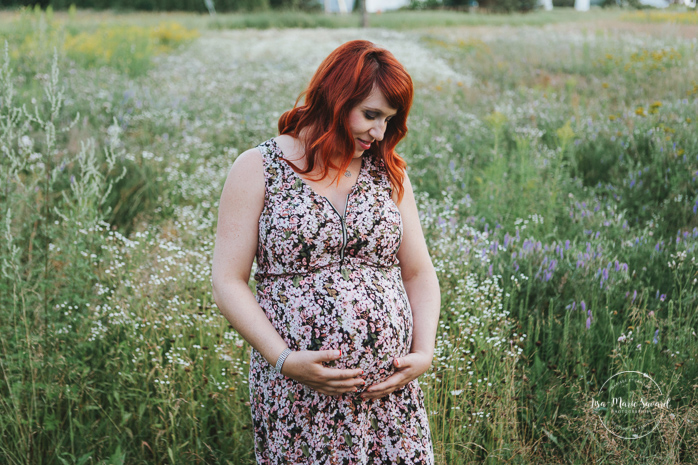 Maternity session at floral farm. Maternity photos in a flower field. Maternity photos countryside. Outdoor maternity session. Séance maternité à Les Fleurs Maltais. Photos Les Fleurs Maltais. Les Fleurs Maltais Chicoutimi. Photographe famille Chicoutimi. Photographe Saguenay | Lisa-Marie Savard Photographie | Montréal, Québec | www.lisamariesavard.com