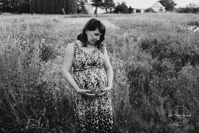 Maternity session at floral farm. Maternity photos in a flower field. Maternity photos countryside. Outdoor maternity session. Séance maternité à Les Fleurs Maltais. Photos Les Fleurs Maltais. Les Fleurs Maltais Chicoutimi. Photographe famille Chicoutimi. Photographe Saguenay | Lisa-Marie Savard Photographie | Montréal, Québec | www.lisamariesavard.com