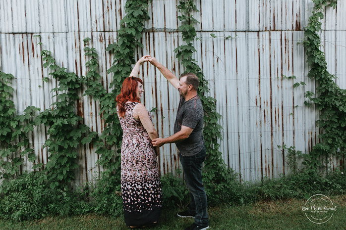 Maternity session at floral farm. Maternity photos in a flower field. Maternity photos countryside. Outdoor maternity session. Séance maternité à Les Fleurs Maltais. Photos Les Fleurs Maltais. Les Fleurs Maltais Chicoutimi. Photographe famille Chicoutimi. Photographe Saguenay | Lisa-Marie Savard Photographie | Montréal, Québec | www.lisamariesavard.com