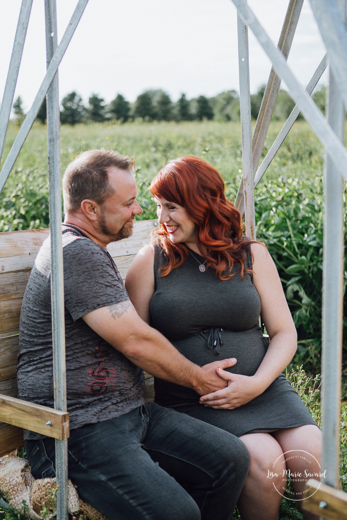 Maternity session at floral farm. Maternity photos in a flower field. Maternity photos countryside. Outdoor maternity session. Séance maternité à Les Fleurs Maltais. Photos Les Fleurs Maltais. Les Fleurs Maltais Chicoutimi. Photographe famille Chicoutimi. Photographe Saguenay | Lisa-Marie Savard Photographie | Montréal, Québec | www.lisamariesavard.com