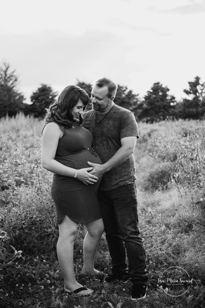 Maternity session at floral farm. Maternity photos in a flower field. Maternity photos countryside. Outdoor maternity session. Séance maternité à Les Fleurs Maltais. Photos Les Fleurs Maltais. Les Fleurs Maltais Chicoutimi. Photographe famille Chicoutimi. Photographe Saguenay | Lisa-Marie Savard Photographie | Montréal, Québec | www.lisamariesavard.com