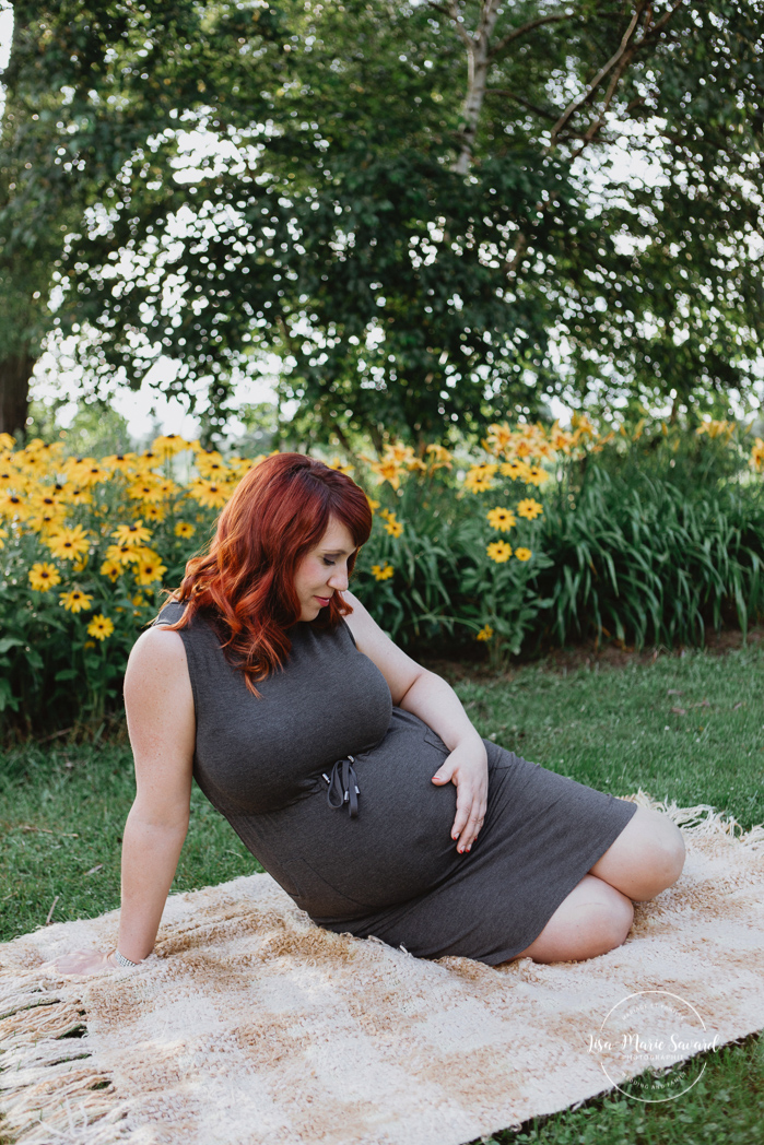 Maternity session at floral farm. Maternity photos in a flower field. Maternity photos countryside. Outdoor maternity session. Séance maternité à Les Fleurs Maltais. Photos Les Fleurs Maltais. Les Fleurs Maltais Chicoutimi. Photographe famille Chicoutimi. Photographe Saguenay | Lisa-Marie Savard Photographie | Montréal, Québec | www.lisamariesavard.com