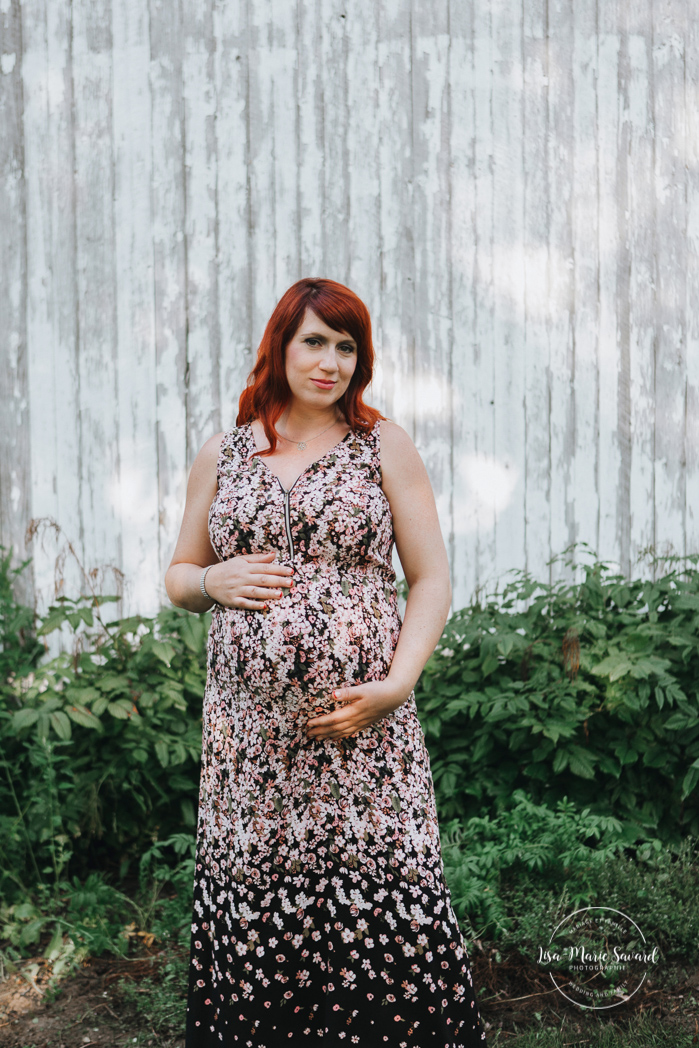 Maternity session at floral farm. Maternity photos in a flower field. Maternity photos countryside. Outdoor maternity session. Séance maternité à Les Fleurs Maltais. Photos Les Fleurs Maltais. Les Fleurs Maltais Chicoutimi. Photographe famille Chicoutimi. Photographe Saguenay | Lisa-Marie Savard Photographie | Montréal, Québec | www.lisamariesavard.com