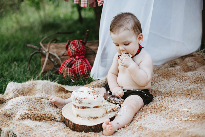 Outdoor Smash the Cake session. Outdoor Cake Smash session. Woodland cake. Woodland Cake Smash decor. Lumberjack cake. Lumberjack Cake Smash decor. Naked cake with bear topper, pine cone and pine branch. Séance photo Smash the Cake extérieur. Photographe Smash the Cake à Montréal. Séance photo Cake Smash à Montréal | Lisa-Marie Savard Photographie | Montréal, Québec | www.lisamariesavard.com
