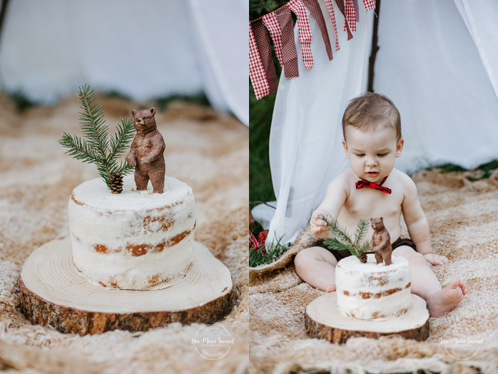 Outdoor Smash the Cake session. Outdoor Cake Smash session. Woodland cake. Woodland Cake Smash decor. Lumberjack cake. Lumberjack Cake Smash decor. Naked cake with bear topper, pine cone and pine branch. Séance photo Smash the Cake extérieur. Photographe Smash the Cake à Montréal. Séance photo Cake Smash à Montréal | Lisa-Marie Savard Photographie | Montréal, Québec | www.lisamariesavard.com