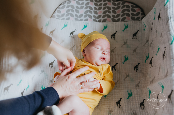 In-home lifestyle newborn session. Newborn session at home. In-home family session. Family session at home. Newborn session ideas. Newborn photos ideas. Séance nouveau-né lifestyle à Villeray. Photographe nouveau-né Montréal. Montreal newborn photographer. Lifestyle newborn session in Villeray | Lisa-Marie Savard Photographie | Montréal, Québec | www.lisamariesavard.com