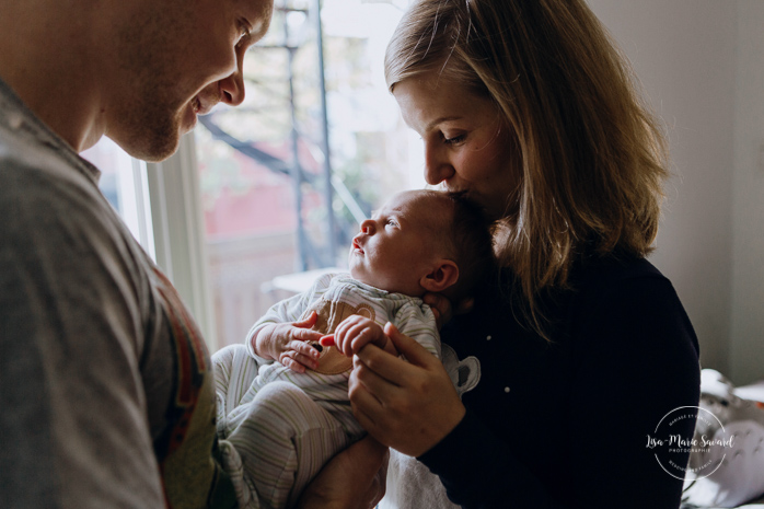 In-home lifestyle newborn session. Newborn session at home. In-home family session. Family session at home. Newborn session ideas. Newborn photos ideas. Séance nouveau-né lifestyle à Villeray. Photographe nouveau-né Montréal. Montreal newborn photographer. Lifestyle newborn session in Villeray | Lisa-Marie Savard Photographie | Montréal, Québec | www.lisamariesavard.com