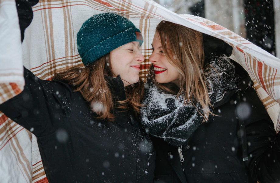 Same sex engagement photos winter. Lesbian engagement photos. Séance de couple dans le Vieux-Montréal en hiver. Photographe LGBT à Montréal. Photographe de fiançailles engagement à Montréal