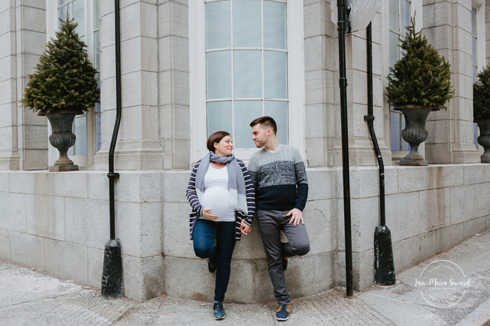 Urban maternity photos in the Old Montreal. Photos de maternité dans le Vieux-Montréal