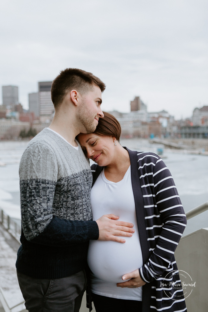 Urban maternity photos in the Old Montreal. Photos de maternité dans le Vieux-Montréal