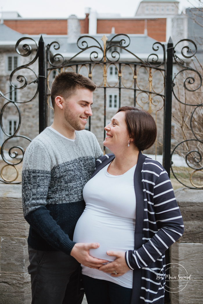 Urban maternity photos in the Old Montreal. Photos de maternité dans le Vieux-Montréal