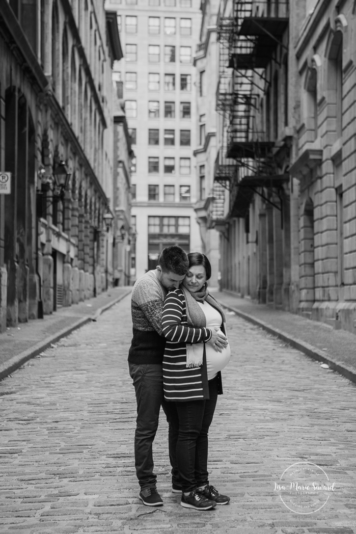 Urban maternity photos in the Old Montreal. Photos de maternité dans le Vieux-Montréal