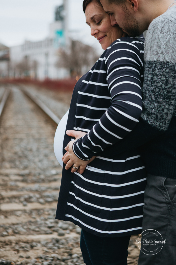 Urban maternity photos in the Old Montreal. Photos de maternité dans le Vieux-Montréal