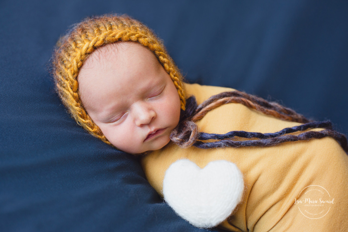 Boy newborn session wrapped on beanbag. Montreal newborn photographer. Séance nouveau-né avec grand-frère à Montréal.