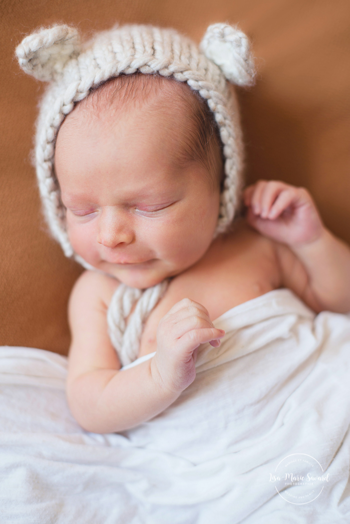 Boy newborn session bear ears bonnet. Montreal newborn photographer. Séance nouveau-né avec grand-frère à Montréal.