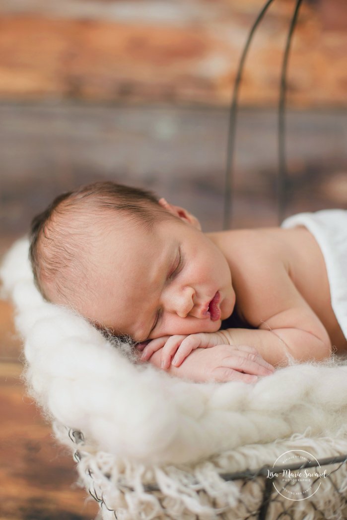 Boy newborn session fur basket on wooden backdrop. Lemondrop Sequoia. Montreal newborn photographer. Séance nouveau-né avec grand-frère à Montréal.