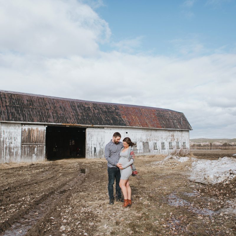 Country side maternity photos with old barn. Lifestyle maternity session. Séance maternité à La Baie au Saguenay. Maternity session in La Baie Bagotville.